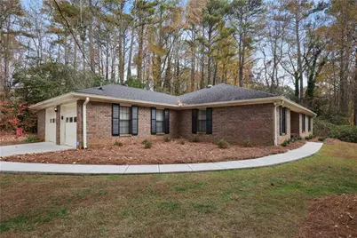 84 Lake Somerset Drive NW, Marietta, GA 30064 - Photo 2