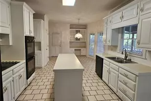 8635 Lake Glen Ct, Johns Creek, GA 30022 - Photo 2