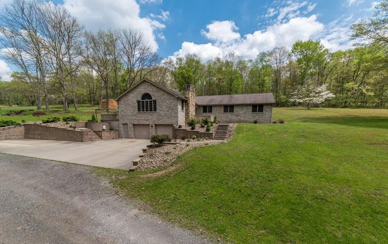 121 Spillway Ln, Butler, PA 16001-9575