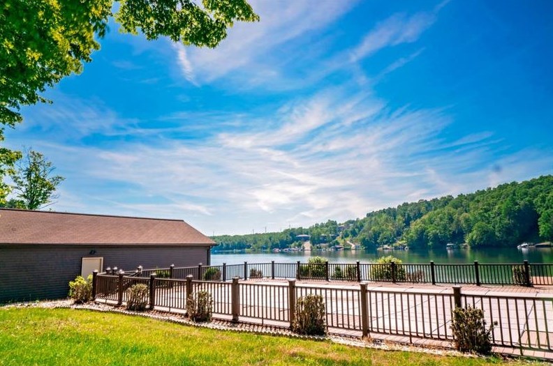1615 Peninsula Dr, Central City, PA 15926