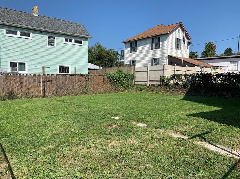627 Pittsburgh St, Greensburg, PA 15601-2132