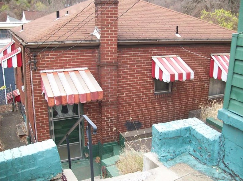 537 6th St, Rankin, PA 15104-1637