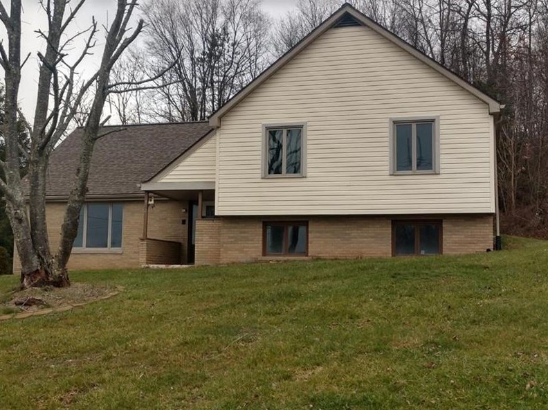 952 Peach St, Ellwood City, PA 16117-1550