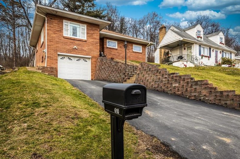 610 Hillcrest Ave, Ellwood City, PA 16117-2628