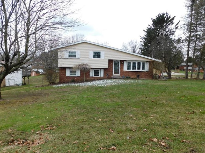 389 Franklin St, Ellwood City, PA 16117-2909