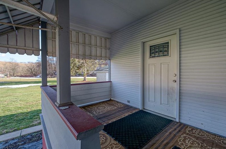 1038 Pike Run Dr, Coal Center, PA 15423