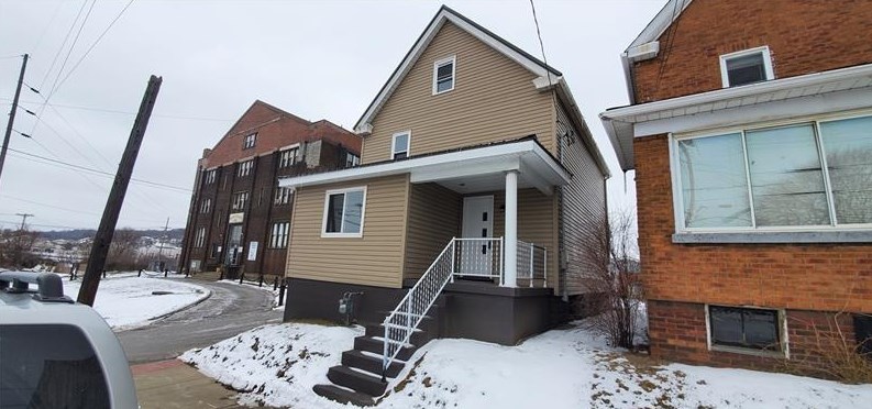 304 1st St, Ellwood City, PA 16117-2164