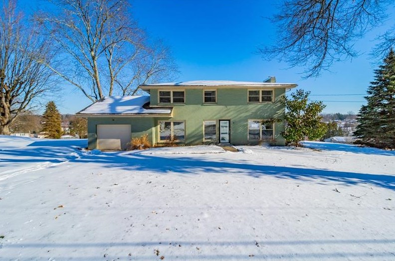 111 Franklin Dr, Greensburg, PA 15601-1304