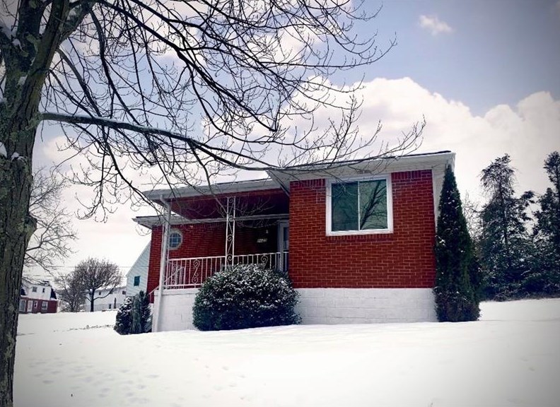 2020 Northview Dr, North Huntingdon, PA 15642-1406