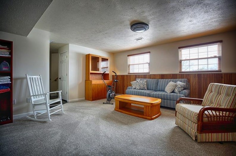 455 Huntingdon Ave, North Huntingdon PA 15642-3144 exterior