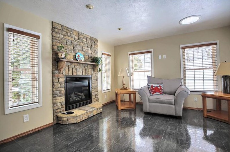 455 Huntingdon Ave, North Huntingdon PA 15642-3144 exterior