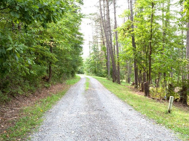 110 Windy Knoll Ln, Butler, PA 16002-0468