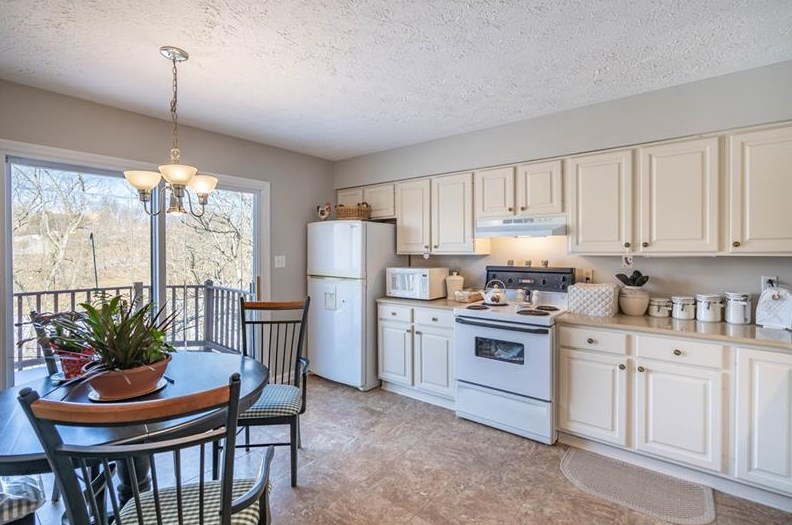 7097 Clubview Dr, Bridgeville PA 15017-3617 exterior