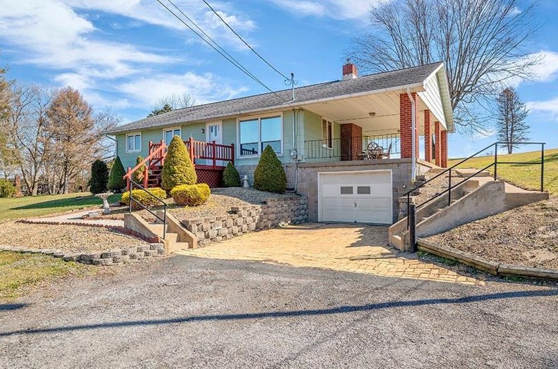 860 Sunset Dr, Freeport, PA 16229-1684
