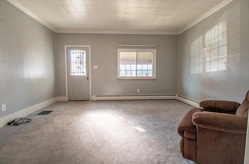 176 James St, Springdale, PA 15144-1616