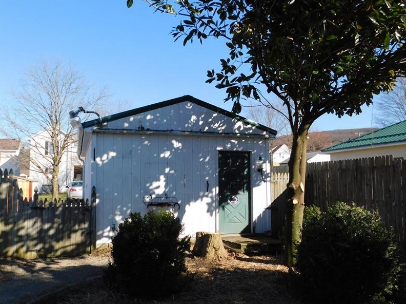 1403 Race St, Connellsville, PA 15425