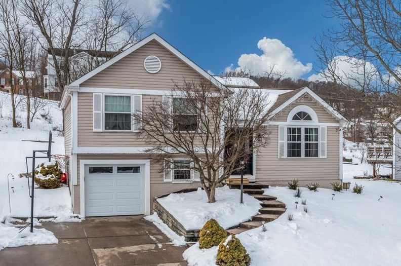 768 Greenhaven Dr, Bethel Park, PA 15102-2221