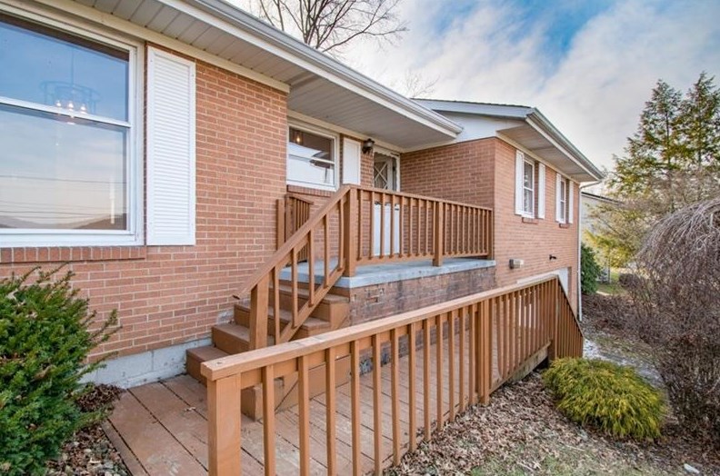 705 Tara Dr, Ellwood City, PA 16117-2722