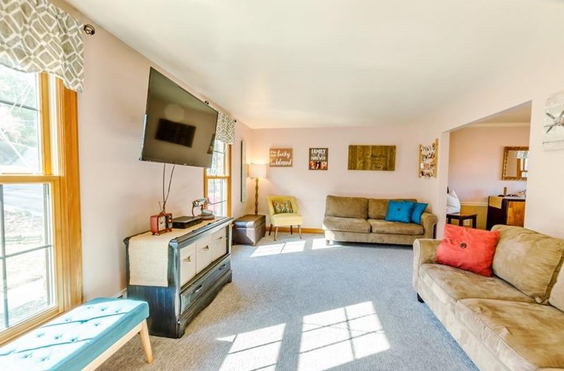 1017 Surrey Woods Rd, Bethel Park, PA 15102-3749