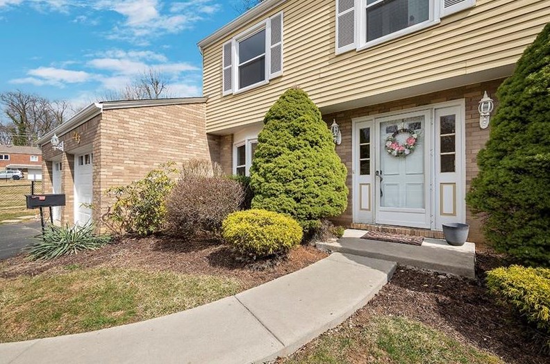 243 Lisa Dr, Bethel Park, PA 15102-1221
