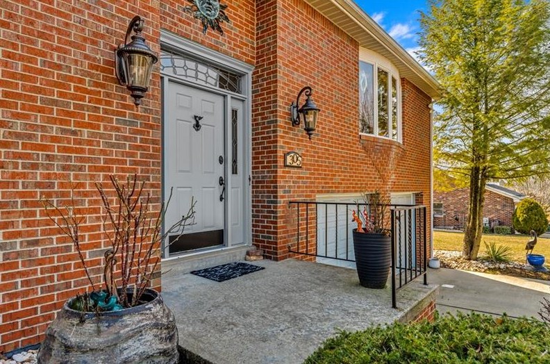 305 N Skyview Dr, Jeannette, PA 15644