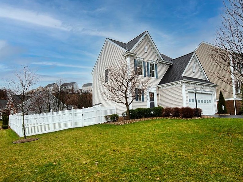 1301 Maplewood Cir, Washington, PA 15301-2136