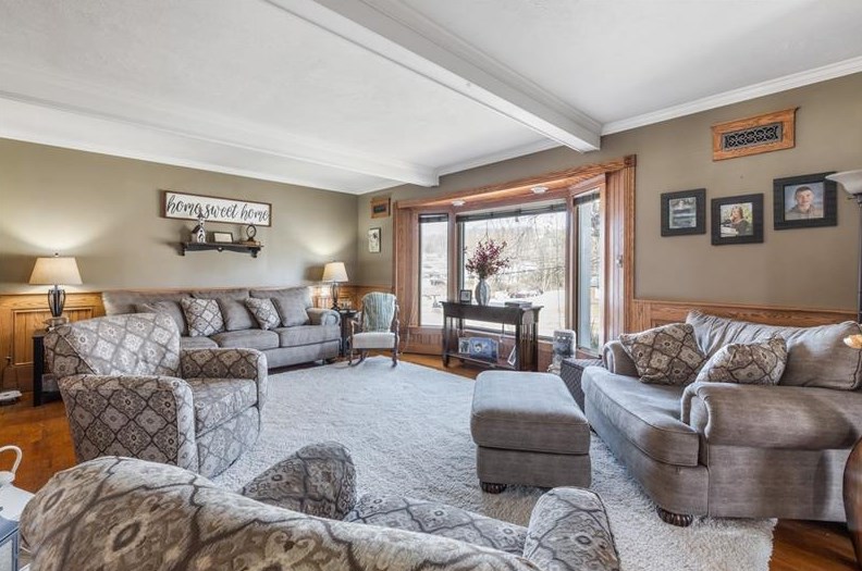 217 Entrance Dr, Ellwood City, PA 16117