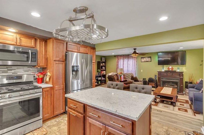 607 Maple Ave, Springdale PA  15144-1135 exterior