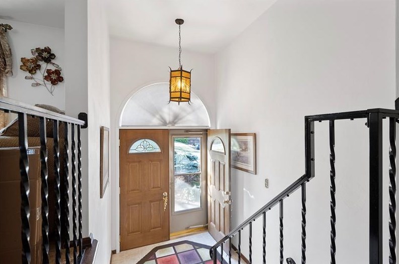 5904 Glen Hill Dr, Bethel Park, PA 15102-2412