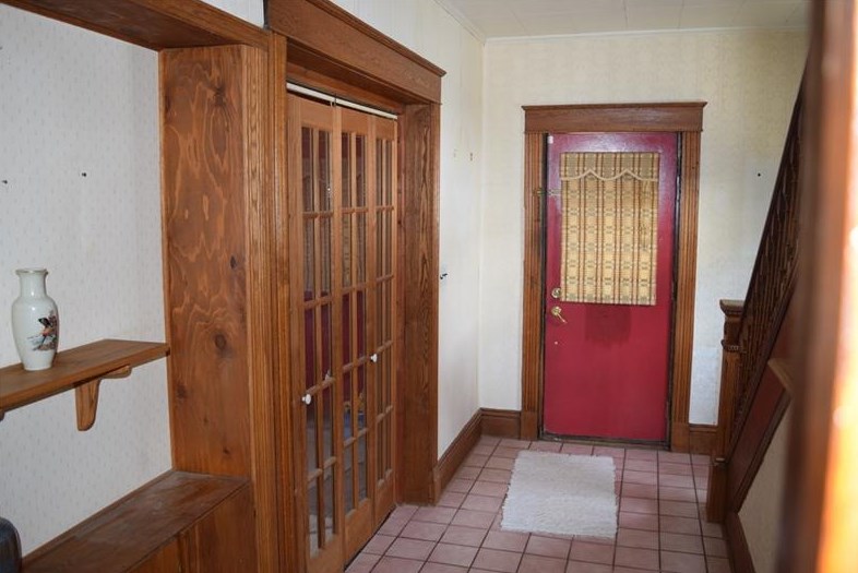 414 7th St, Franklin, PA 16323