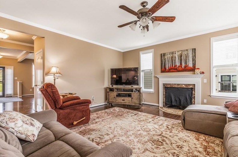 213 Old Hickory Rd, Zelienople PA  16063-4015 exterior