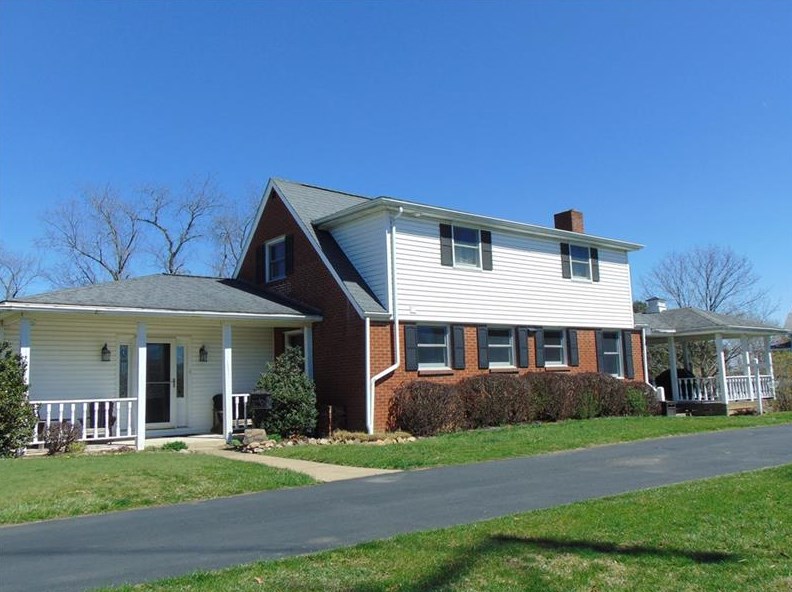 10 Rosewood Dr, North Charleroi, PA 15022
