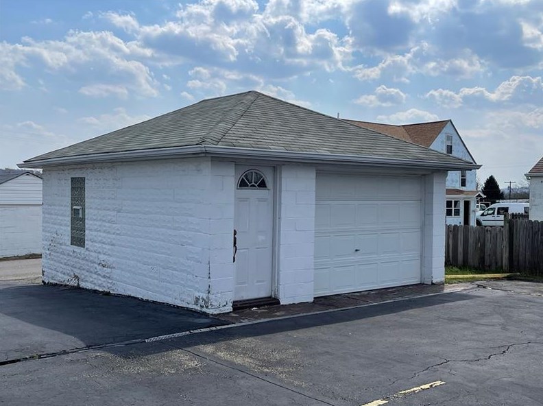 2664 Leechburg Rd, New Kensington PA  15068-3043 exterior