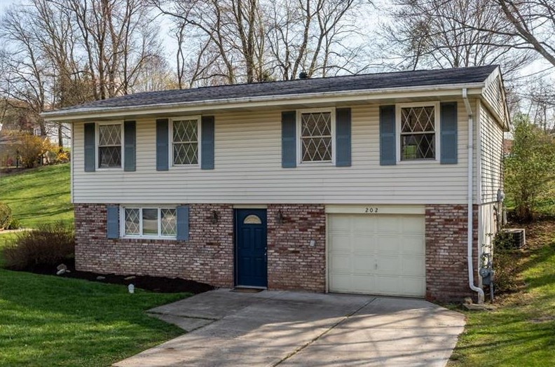 202 Bendix Dr, Moon Twp, PA 15108-2402