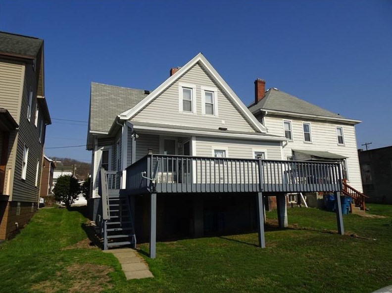 10 3rd St, Youngwood, PA 15697-1608