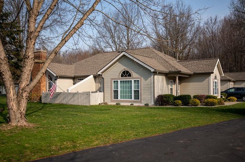 24 Stone Ridge Blvd, Hermitage, PA 16148