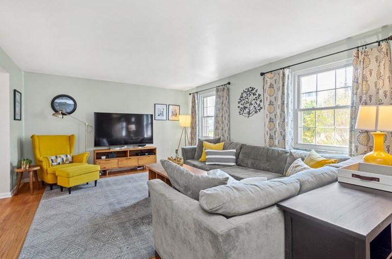 8006 Lawrence Dr, Bethel Park, PA 15102-3918