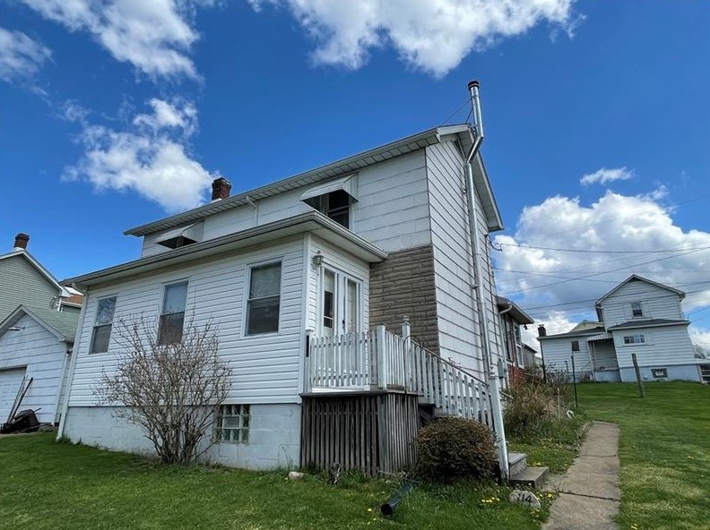 114 Thomas St, Jeannette, PA 15644