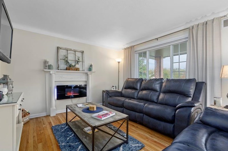 210 Woodlawn Dr, Trafford, PA 15085