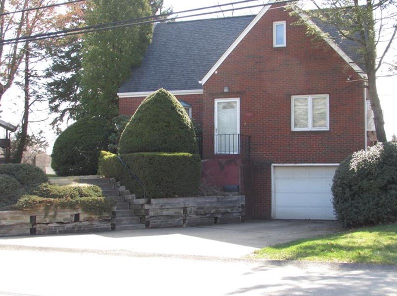 1910 James St, Monroeville, PA 15146-3818