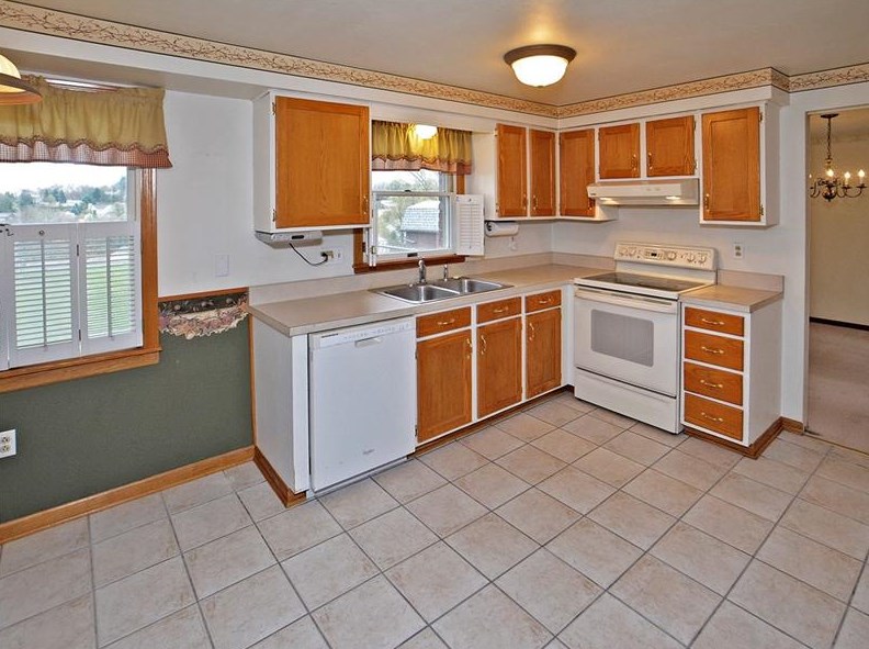 32 Aspen Dr, North Huntingdon, PA 15642-9145