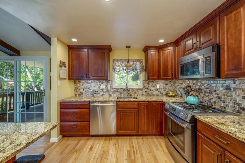 5498 Pleasant St, Library, PA 15129