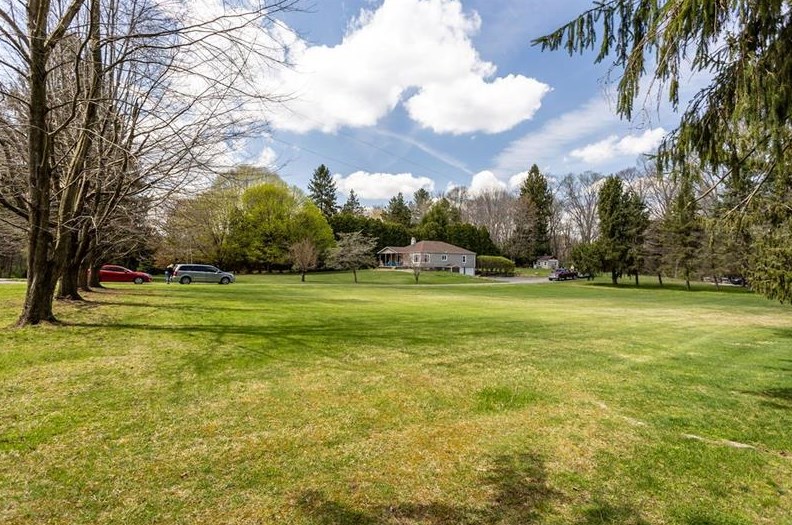 1907 Kings Chapel Rd, New Castle, PA 16105