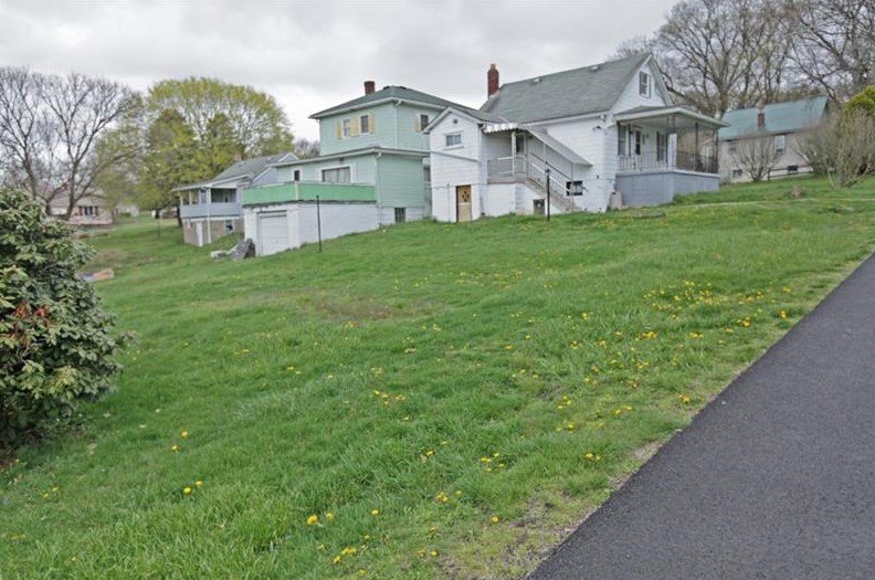 1113 State St, Vandergrift, PA 15690