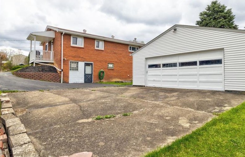 1264 Walnut St, Monaca PA  15061-1131 exterior