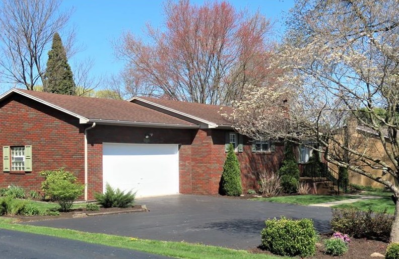 408 Mecklem Ln, Ellwood City, PA 16117