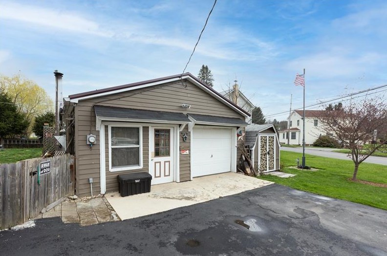 214 Zigler St, Central City, PA 15926-1052