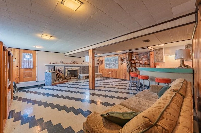 325 Forest Dr, North Huntingdon PA  15642-1008 exterior