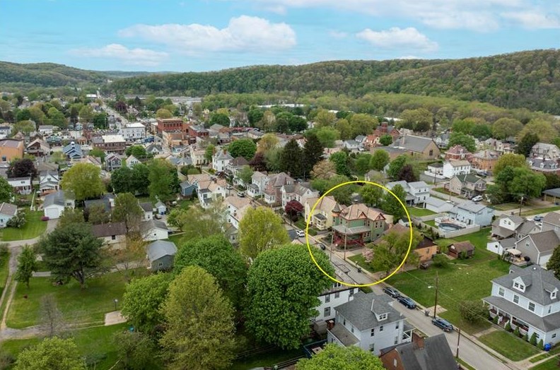 309 E New Castle St, Zelienople, PA 16063