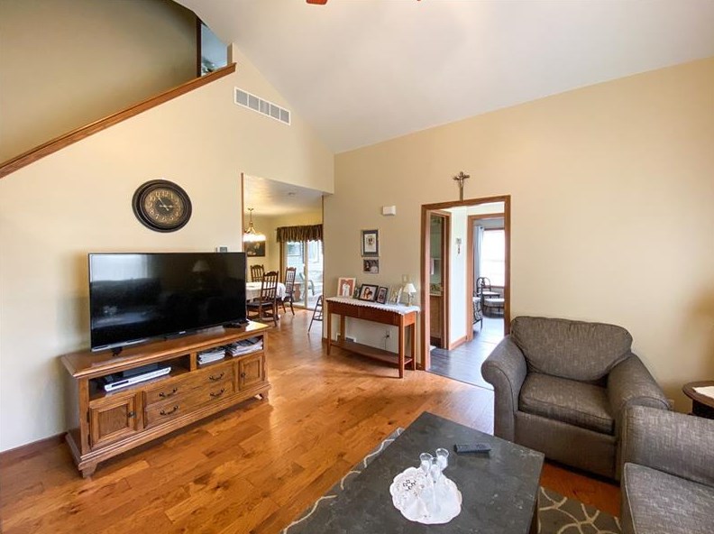 1067 Timberwood Dr, Beaver Falls, PA 15010